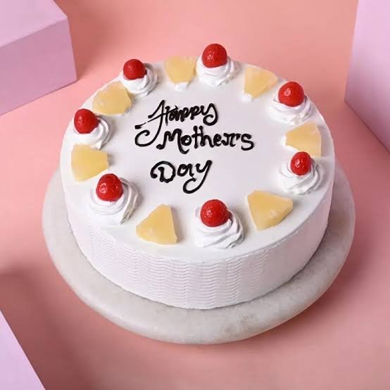 Mom 500 Gms Pineapple Cake