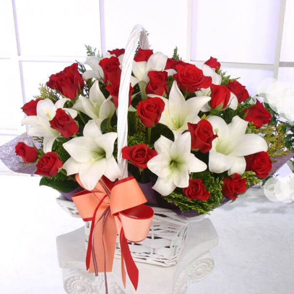 The Red-White Symmetry of Roses & Lilies – Flowers Hut