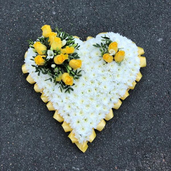 Yellow Roses with Daisious Heart – Flowers Hut